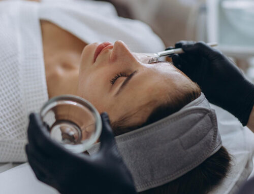 Ringiovanire il viso senza aghi: il trattamento PRX tra estetica e medicina